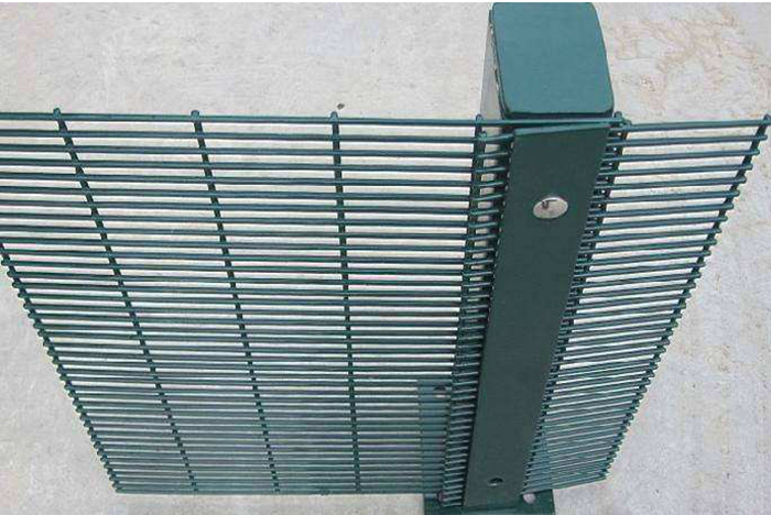 /high-security-358-anti-theft-welded-iron-wire-mesh-fence-product/